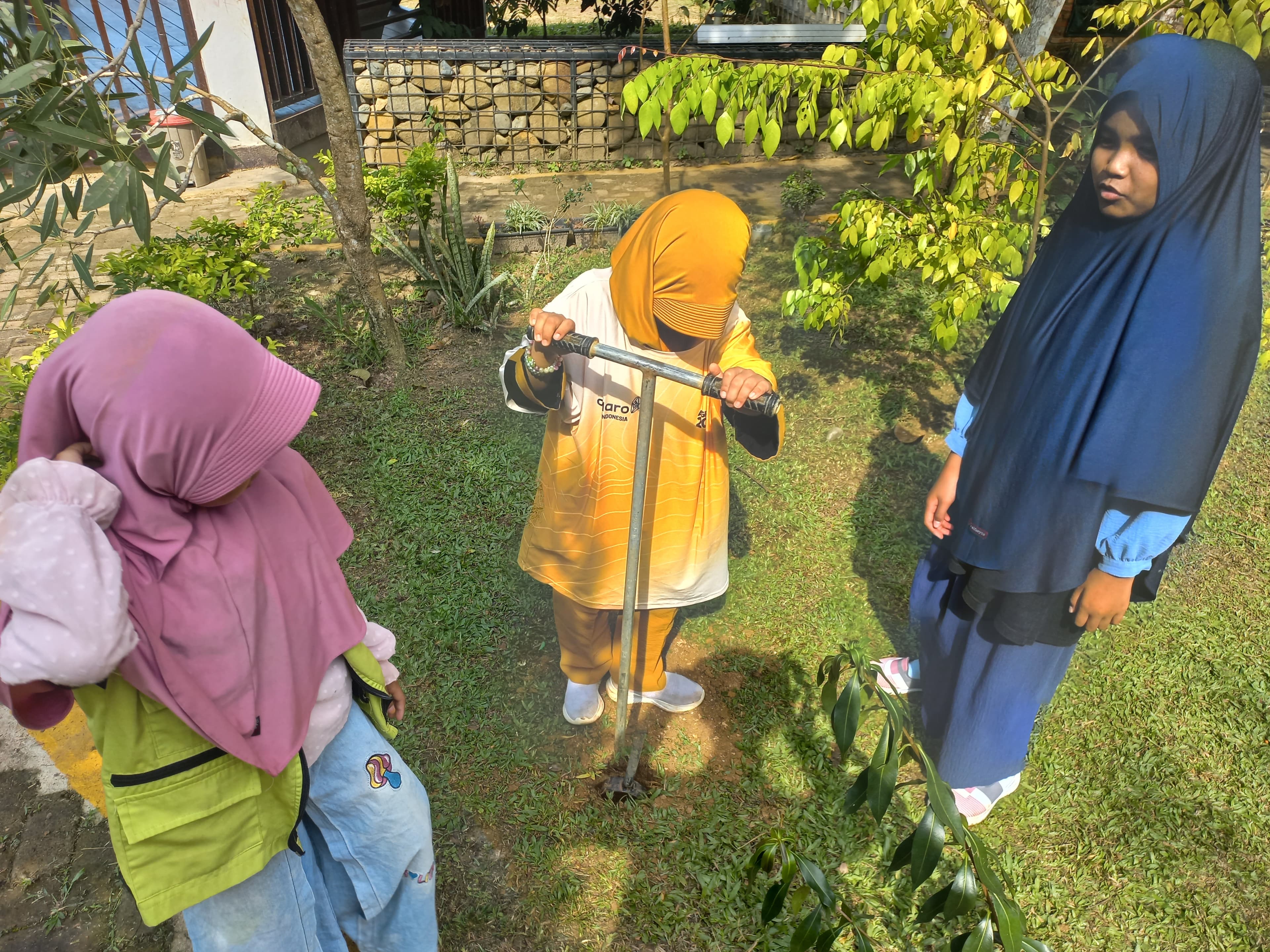 Membuat lubang biopori