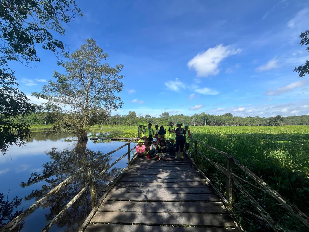 Outing Kelas 2 Sekolah Alam Tanjung Tabalong ke Desa Madang: Belajar Langsung dari Ekosistem Rawa